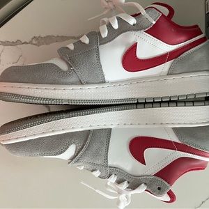 Air Jordan 1 Low SE GS size 7Y (W8.5)